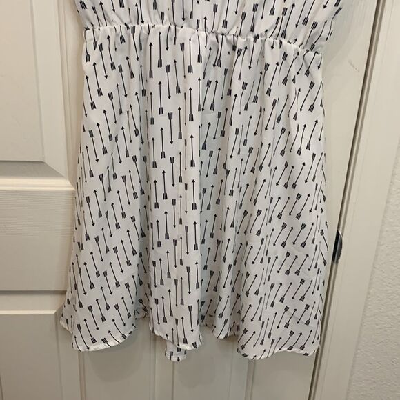 Sweet Rain Size Medium Scoop Neck Short Sleeve White Black Arrows Button Back - Picture 8 of 10